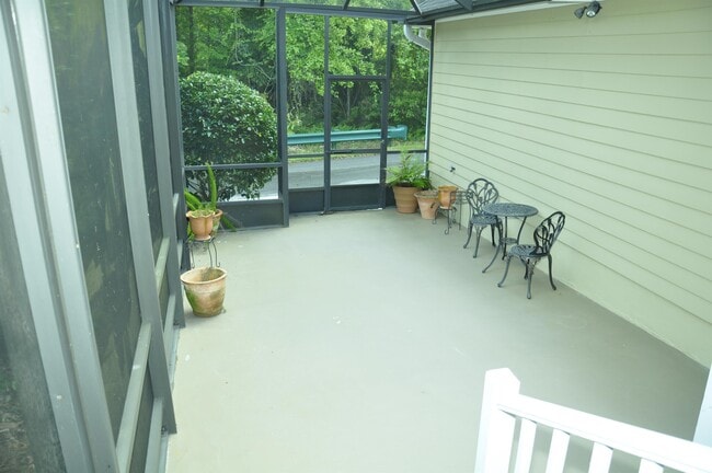 Building Photo - 607 Nadina Pl