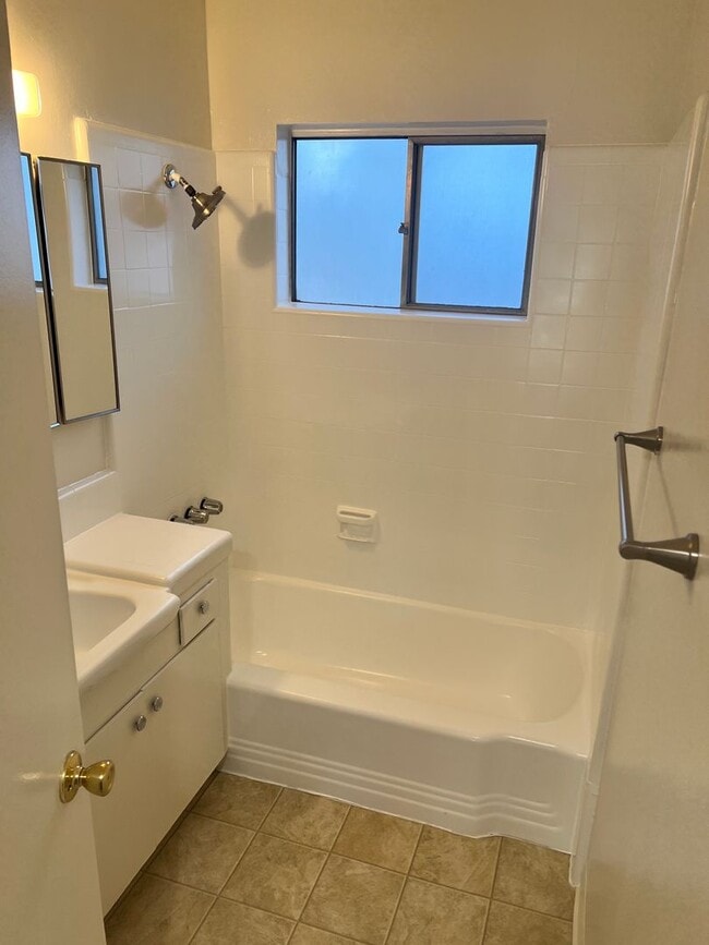 Building Photo - Second-floor 1-bedroom apartment in Whittier.