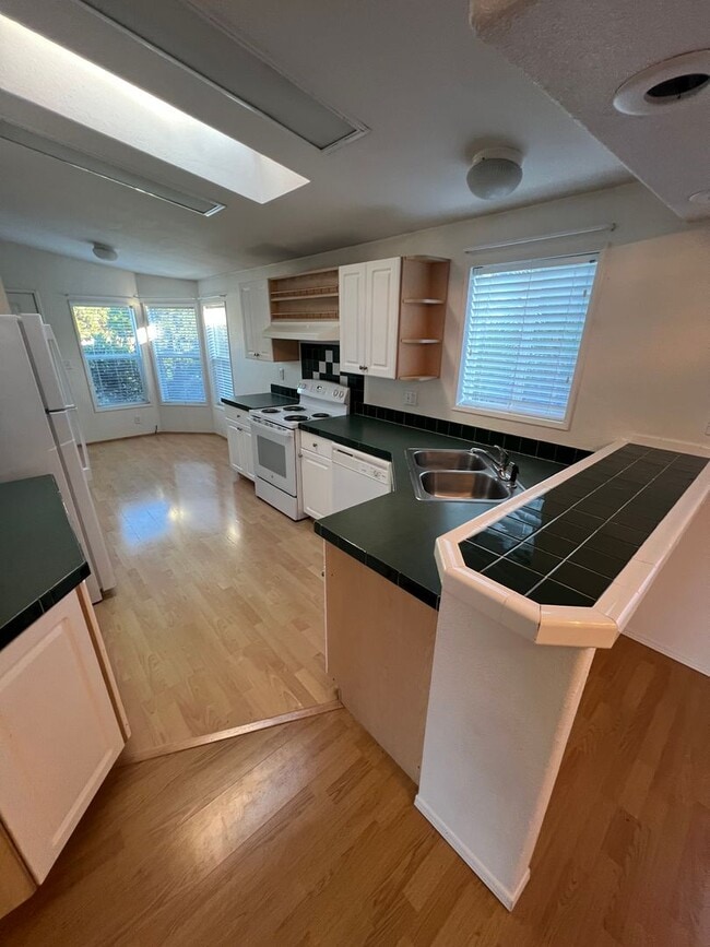 Building Photo - Beautiful 3 bedroom 2 bath home with a large carport in Bandon, OR.