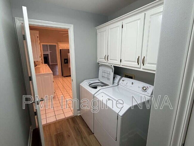 Building Photo - 88 E Cydnee St