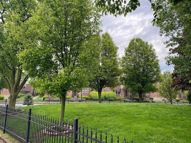 Building Photo - Spacious Downtown Indy Townhouse with Char...