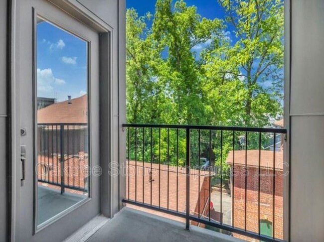 Building Photo - 456 Parkway Dr NE