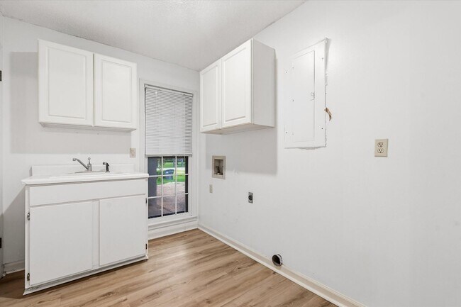 Building Photo - 4-BED, 2-BATH ALL-BRICK HOME NEAR JONESBORO COUNTRY CLUB!