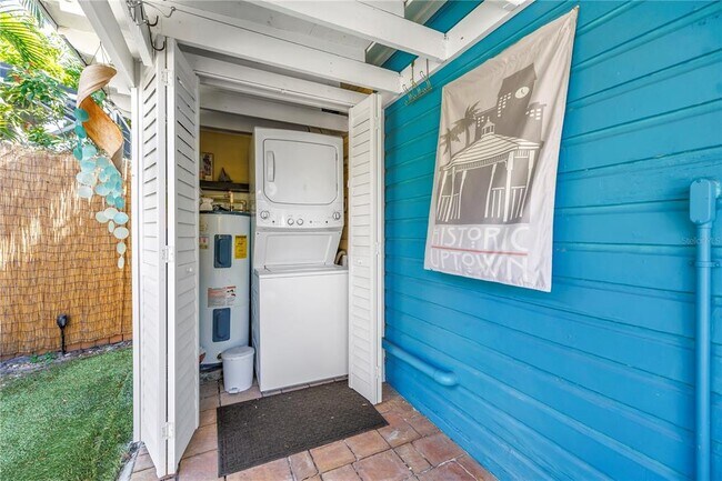 Building Photo - 748 11th Ave N