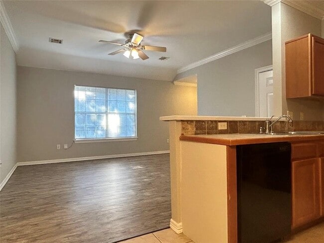 Building Photo - 34 S Woodsprings Dr