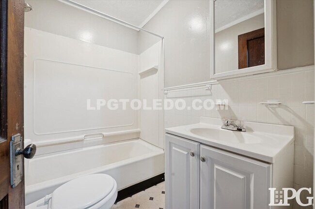 Building Photo - 2224 W Sylvania Ave