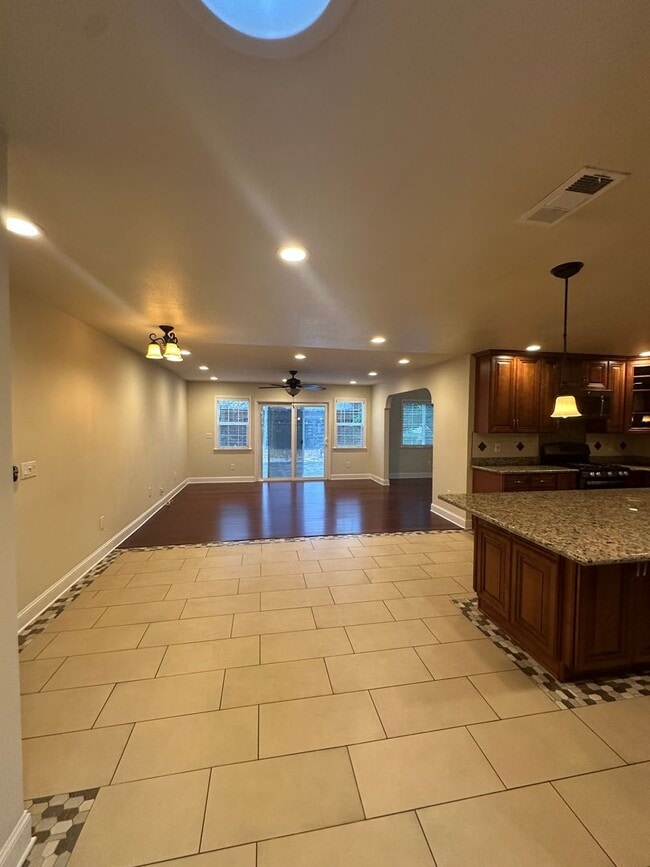 Building Photo - Gorgeous, 3 bedroom, 2.5 bath home, ready for move in