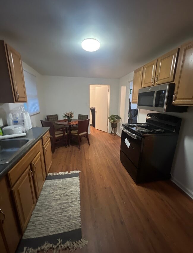 Building Photo - 115 Kings Ct
