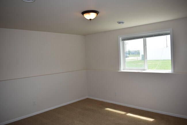 Building Photo - 907 30th Ave W