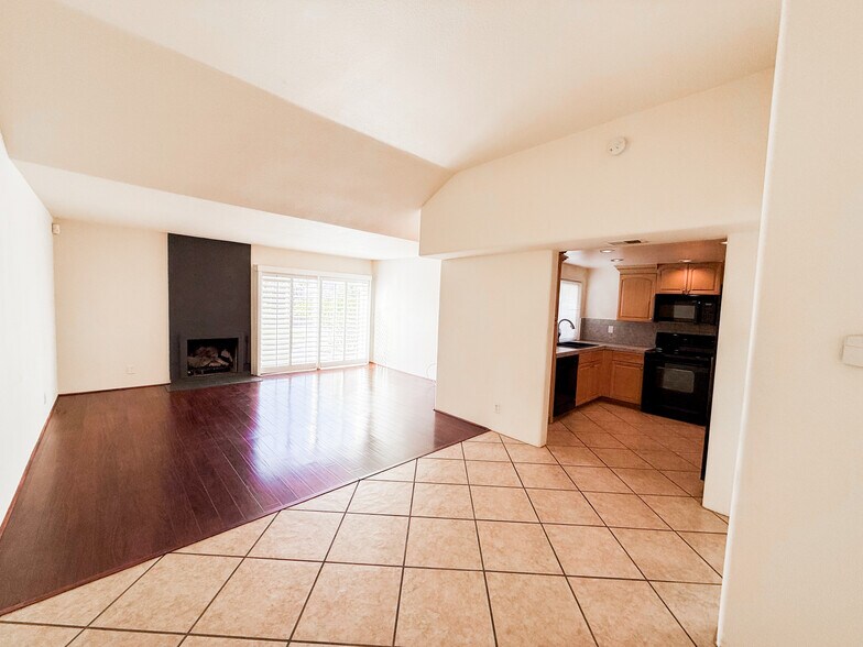 LIVING ROOM - 1603 Augusta Plz