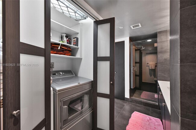 Building Photo - 16445 Collins Ave