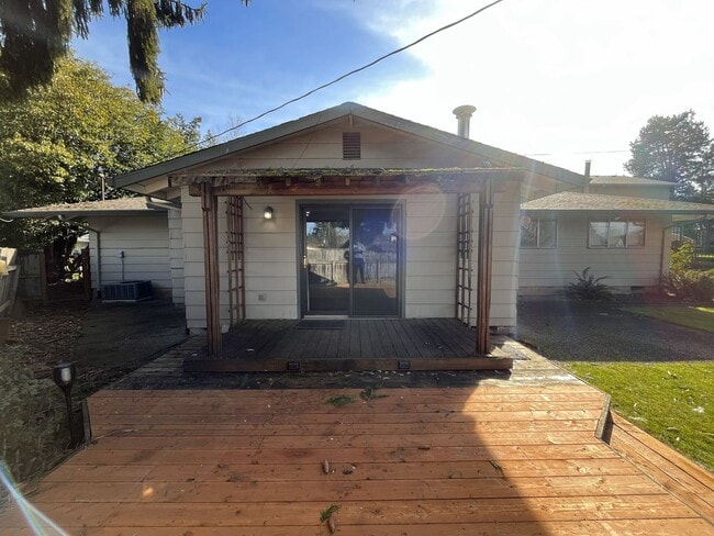 Building Photo - Classic Comfort: 3-Bed, 1.5-Bath Home with Covered Patio & Deck