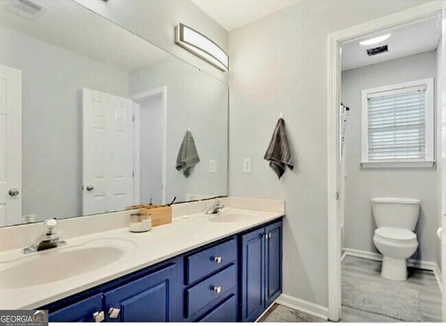 Building Photo - 564 Edgefield Way