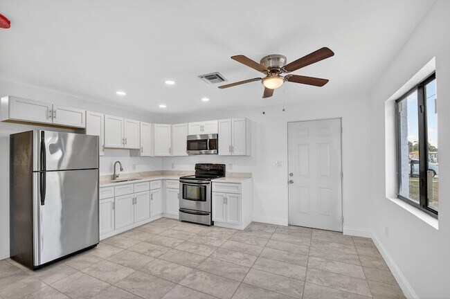 Building Photo - 917 W 2nd St