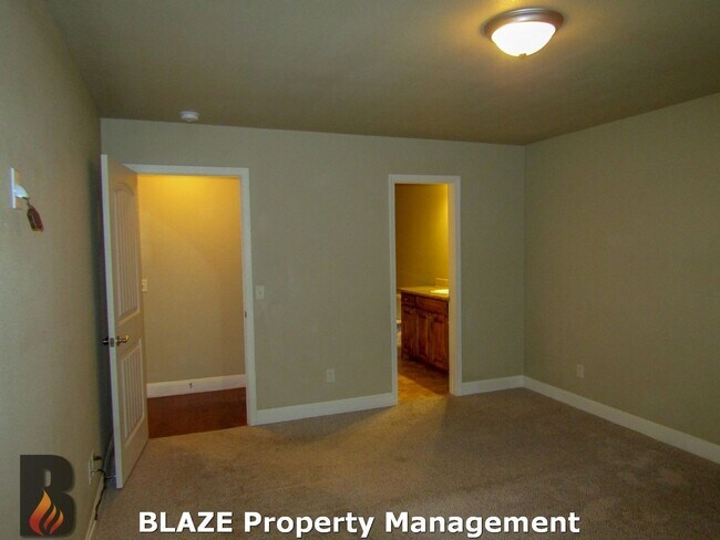 Building Photo - City View 4 Bedroom