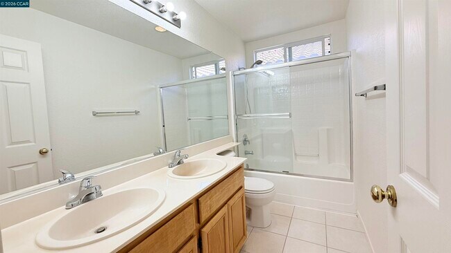 Building Photo - 1023 Vista Pointe Cir