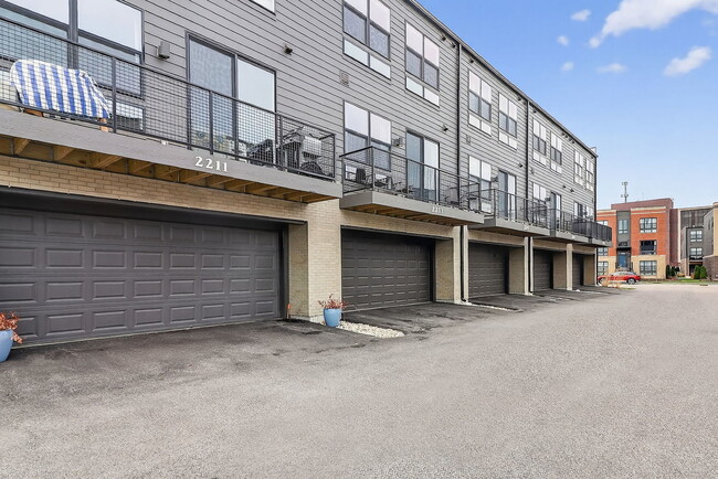 Building Photo - 2213 Venture Dr