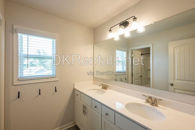 Building Photo - 7095 Evening Dew Dr