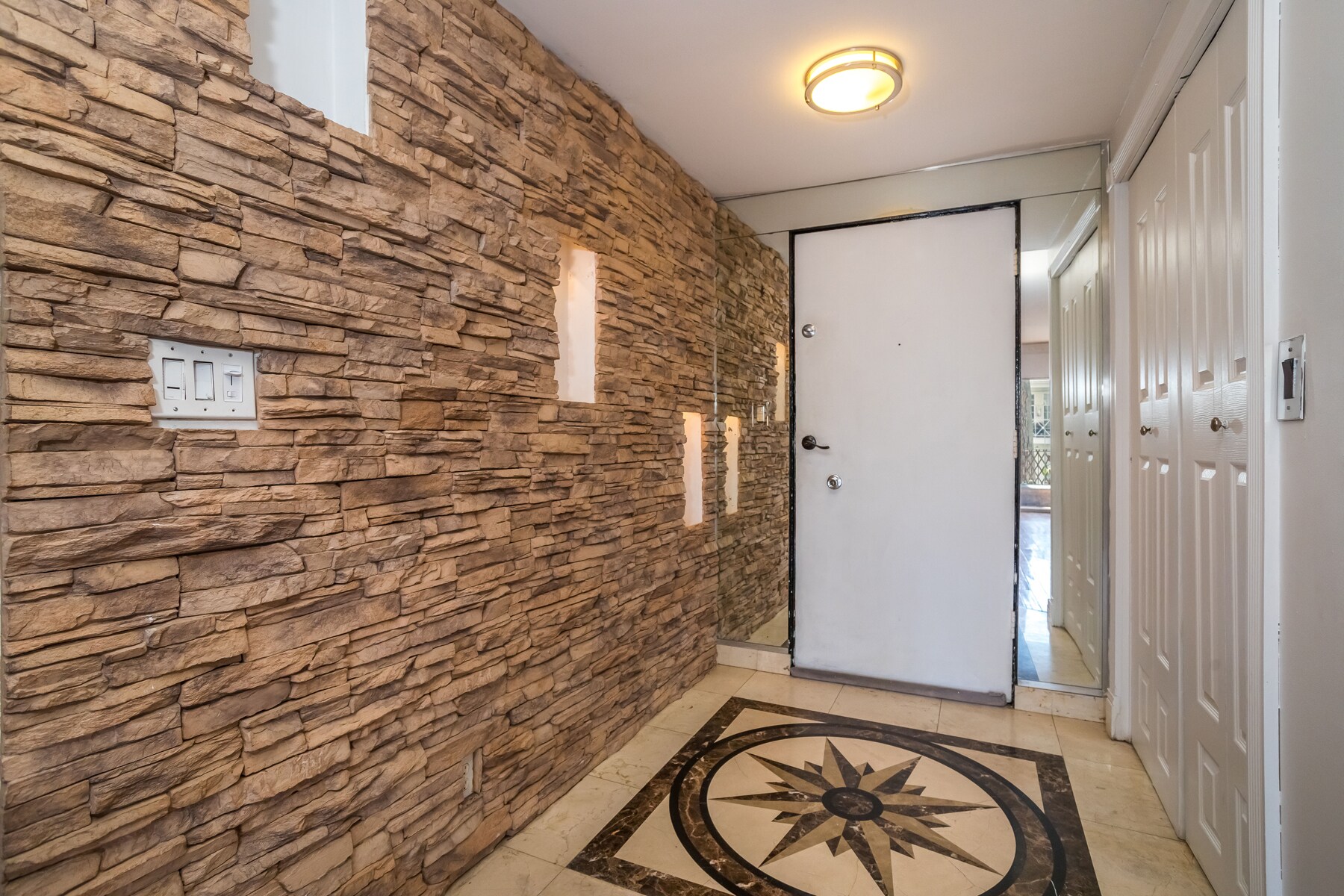 Building Photo - 7560 Hollywood Blvd