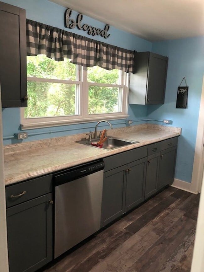 Building Photo - 4 BEDROOM/ 1.5 BATH READY THIS JULY!