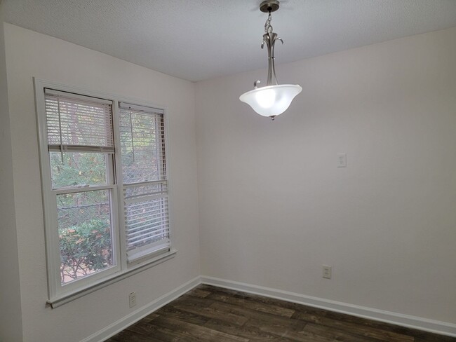 Building Photo - Quiet Cul-de-Sac Townhome -Recently Updated -