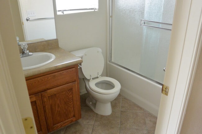 Building Photo - Nice 2 Bedroom home with an office in South East Visalia off of Caldwell and Pinkham