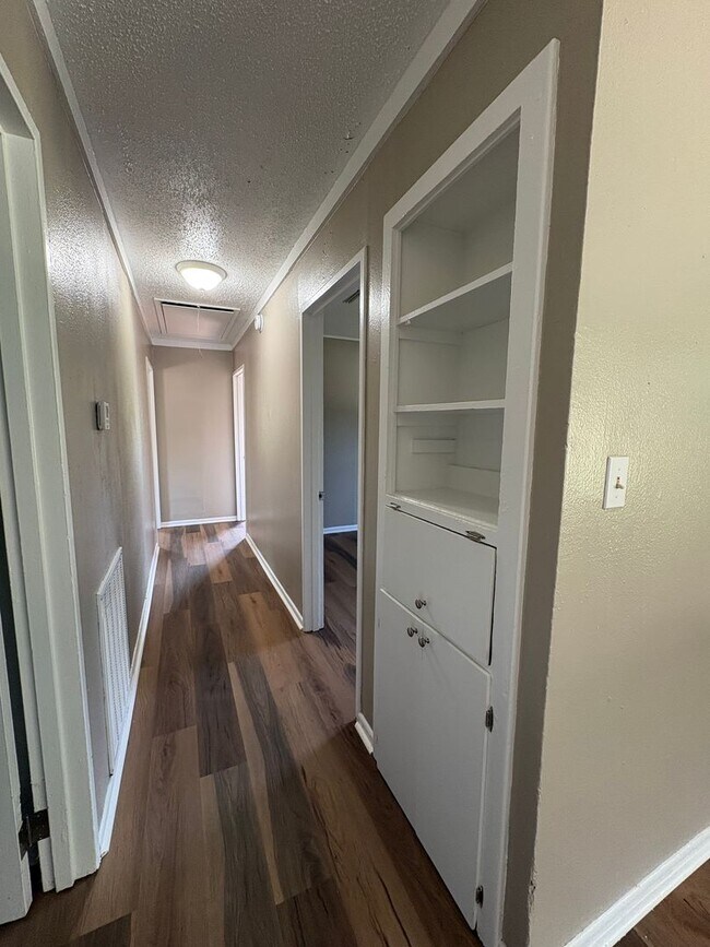 Building Photo - Amazing 3 Bed/1 Bath House FULLY remodeled with Central Air & Heat