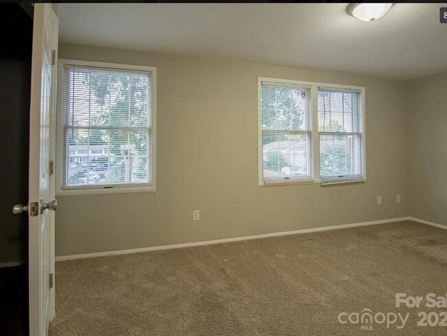 Building Photo - 3 Bedroom Townhome in Charlotte Near UNCC