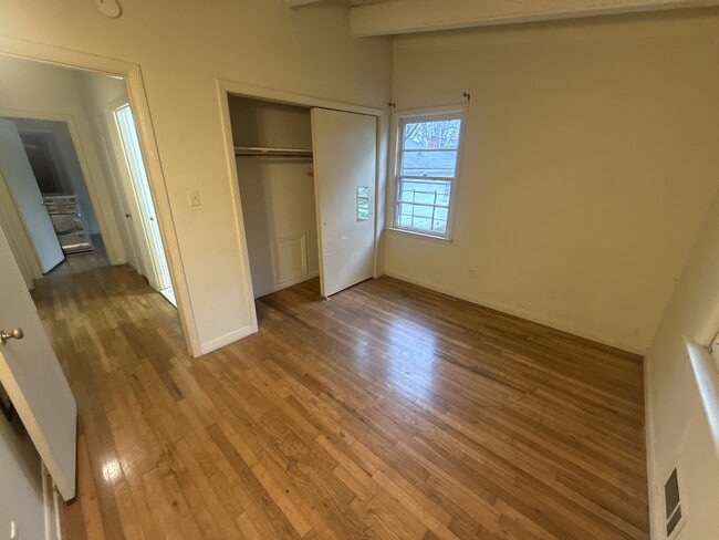 Building Photo - 1009 Hampton St NW