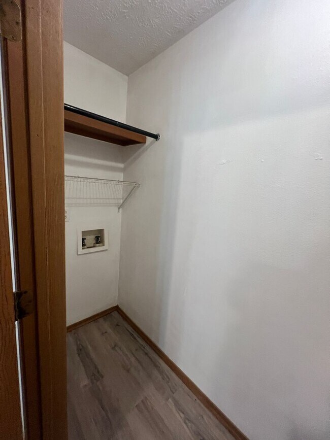 Building Photo - 3 bedroom/2 bath house with one car garage