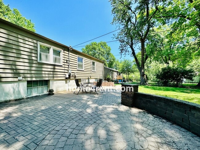 Building Photo - Beautiful Hardwoods w Fenced-in Yard!