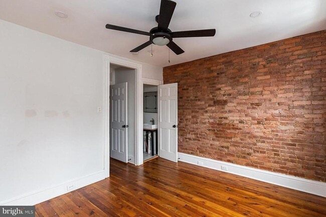 Building Photo - Charming 2 Bedroom Home with Modern Amenit...