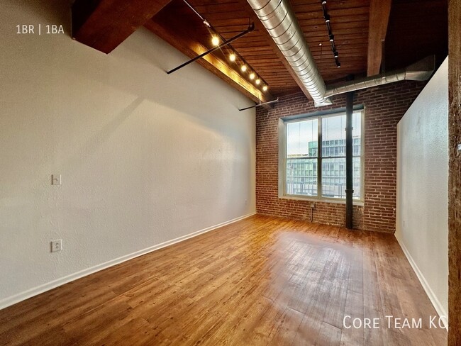 Building Photo - 202 W 5th St