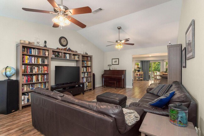 Building Photo - 511 Oak Ave