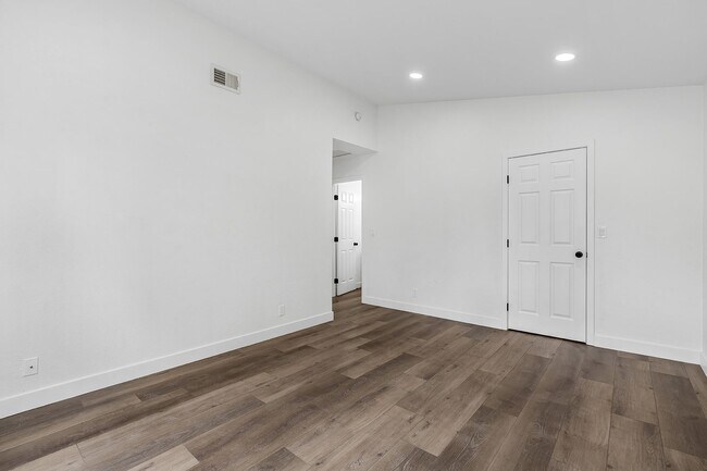 Building Photo - Just Renovated: Stunning 3-Bedroom, 2-Bath...