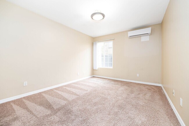 Building Photo - Fantastic Clairemont Condo with Outdoor Space!