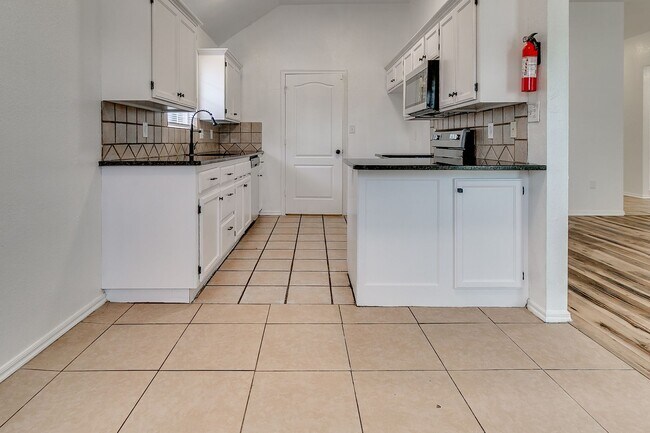 Building Photo - Great Freshly updated 3 bed 2 bath!