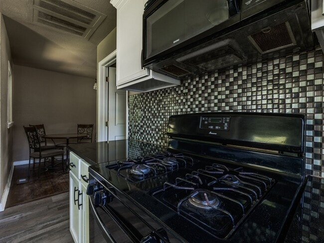 Building Photo - Great home, 4 bedrooms or 3+study, 1.5 bat...