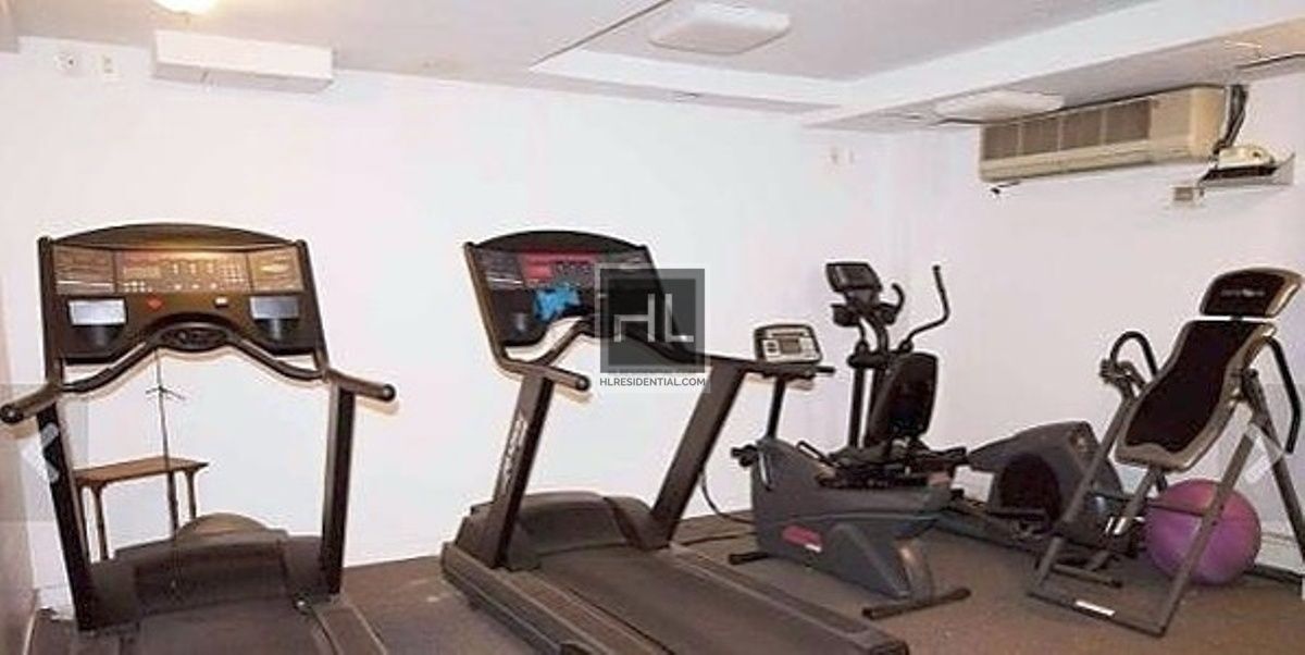 Building Photo - Metropolitan Ave