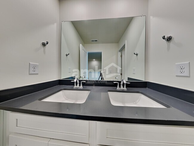 Building Photo - 152 Willow Ln