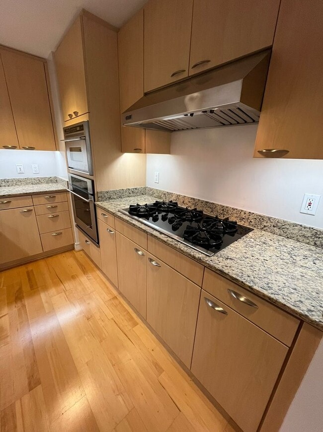 Building Photo - Experience upscale living in Downtown San Diego with great views. This is a must see!
