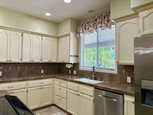 Building Photo - Beautiful well maintained home! Excellent ...