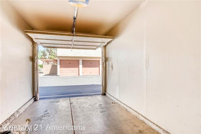 Building Photo - 1 br, 1.5 bath House - 1899 Avacado Court