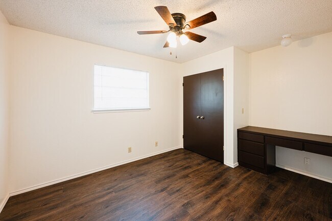 Building Photo - 5122 Sunnyside Dr