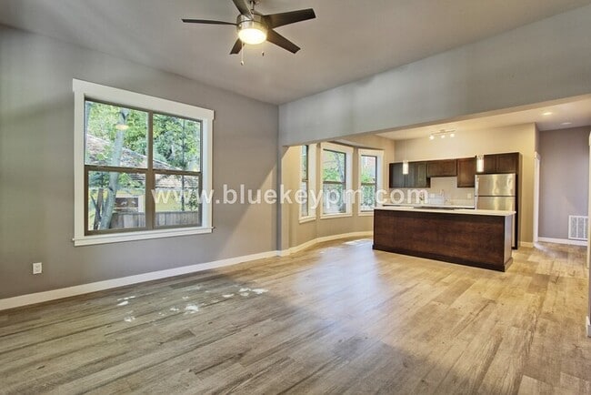 Building Photo - 2 Bed, 2 Bath Unit in Laurelhurst in Beautiful Tri Plex
