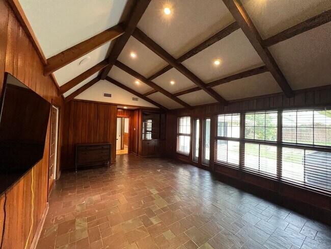 Building Photo - Beautiful Home on Esplanade across from Go...