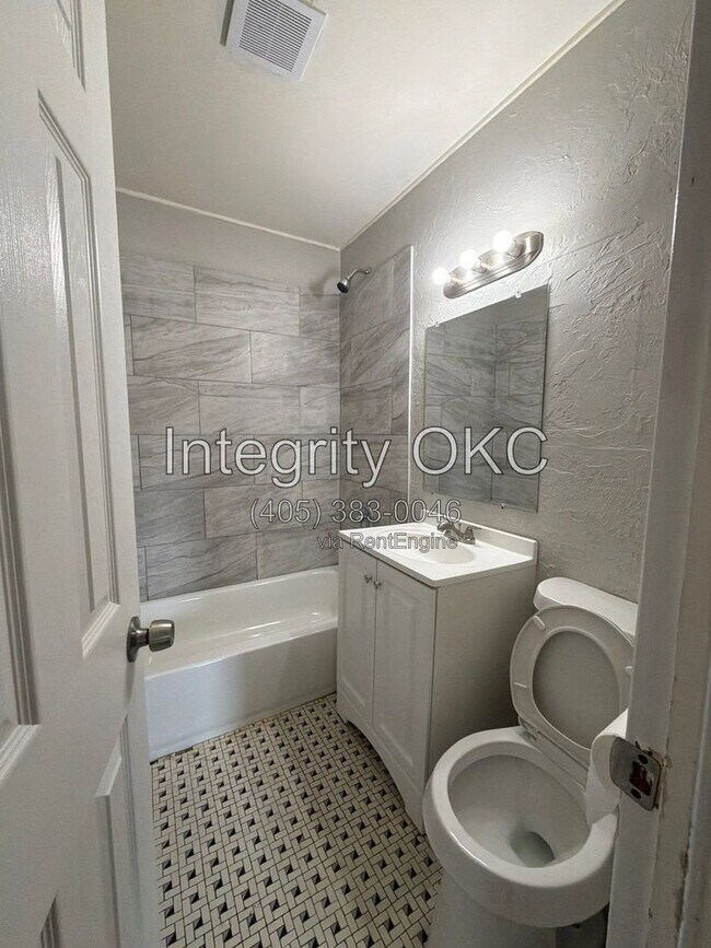 Building Photo - 409 N Key Blvd