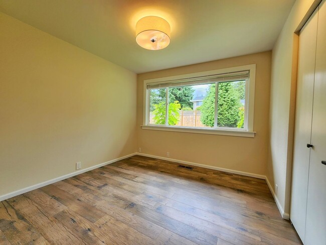 Building Photo - Beautilfully Remodeled 4 Bed 2.75 Bath Ram...