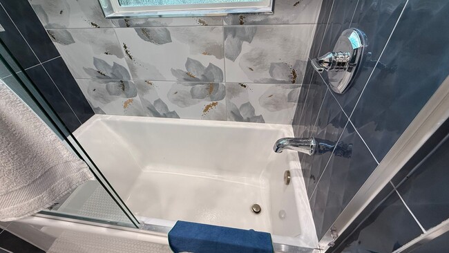 Building Photo - EPIC REA: Charming 2 Bed/ 1 Bath Home in Oakland’s Foothill Neighboorhood