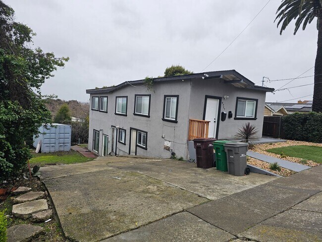 Building Photo - Spacious 4-Bed Oakland Apartment: Modern U...